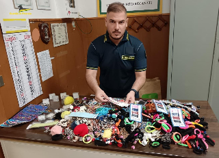 Macerata - Sequestro di oltre 5mila prodotti non sicuri: blitz della Guardia di Finanza